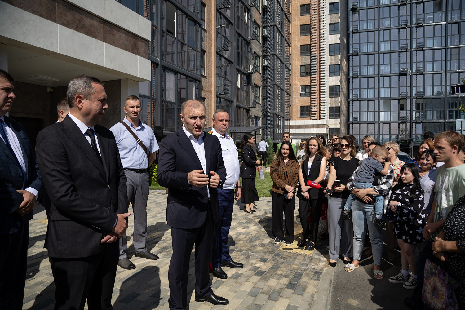 Дети-сироты получили жилье в ЖК «Предгорье Лаго-Наки»